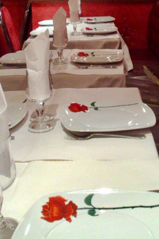 Pöytiä intialaisessa La Rose Du Kashmir -ravintolassa Pariisissa
