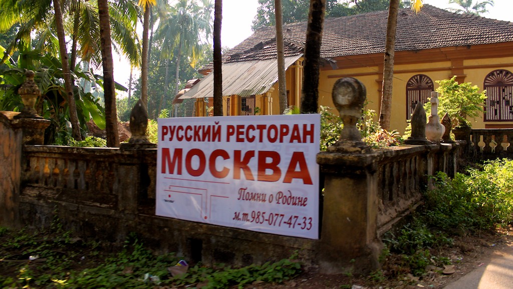 Venäjänkielinen kyltti Goassa