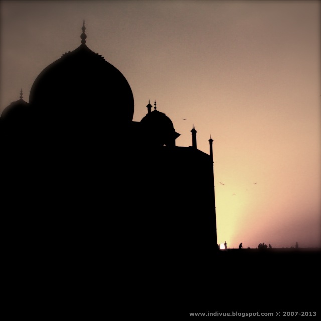 Taj Mahal auringon laskiessa vuonna 2007