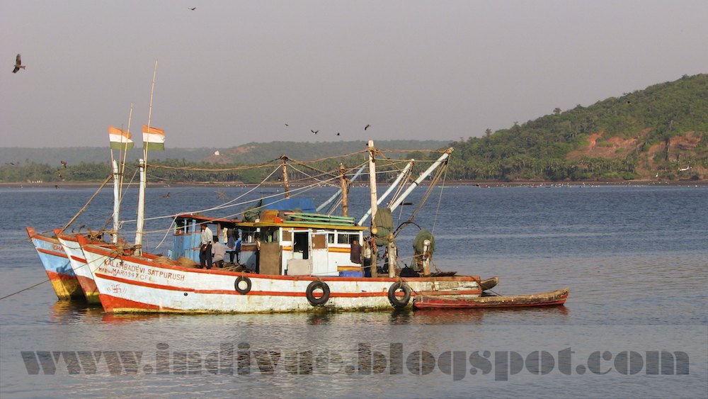 Intialaisia kalastaja-aluksia