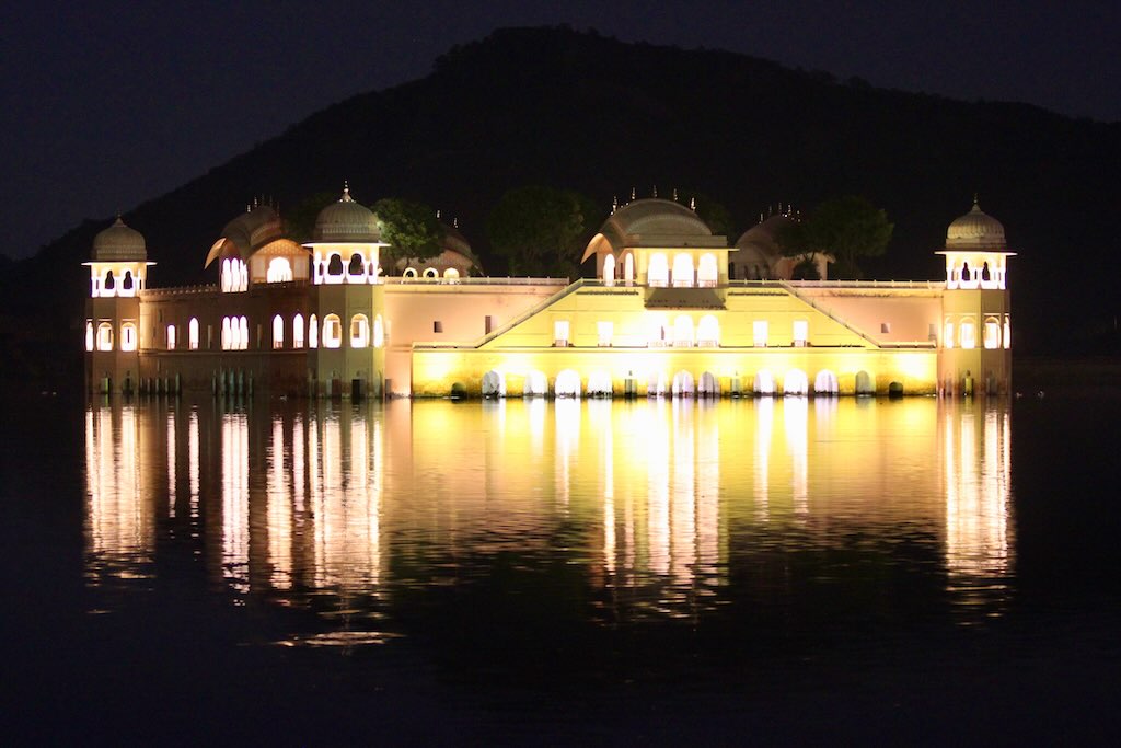Intia ja Jal Mahal nähtävyys yöaikaan
