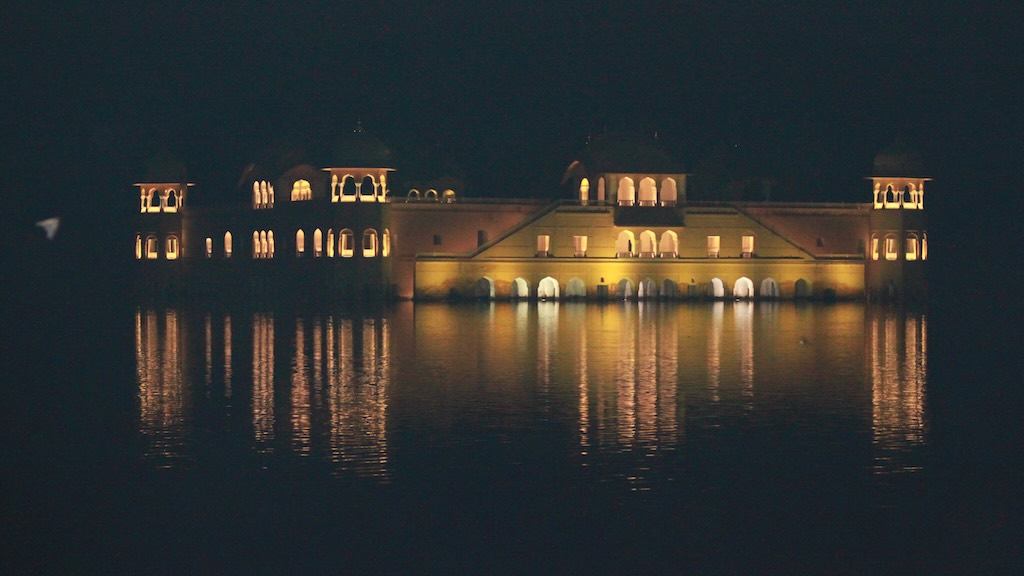 Jal Mahal palatsi Jaipurissa pimeään aikaan