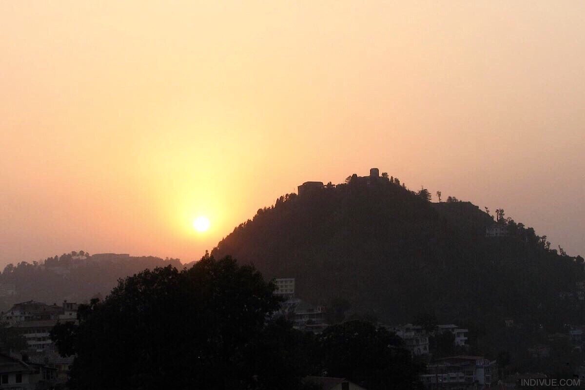 Aurinko laskee vuorten taa: Mussoorie, Intia