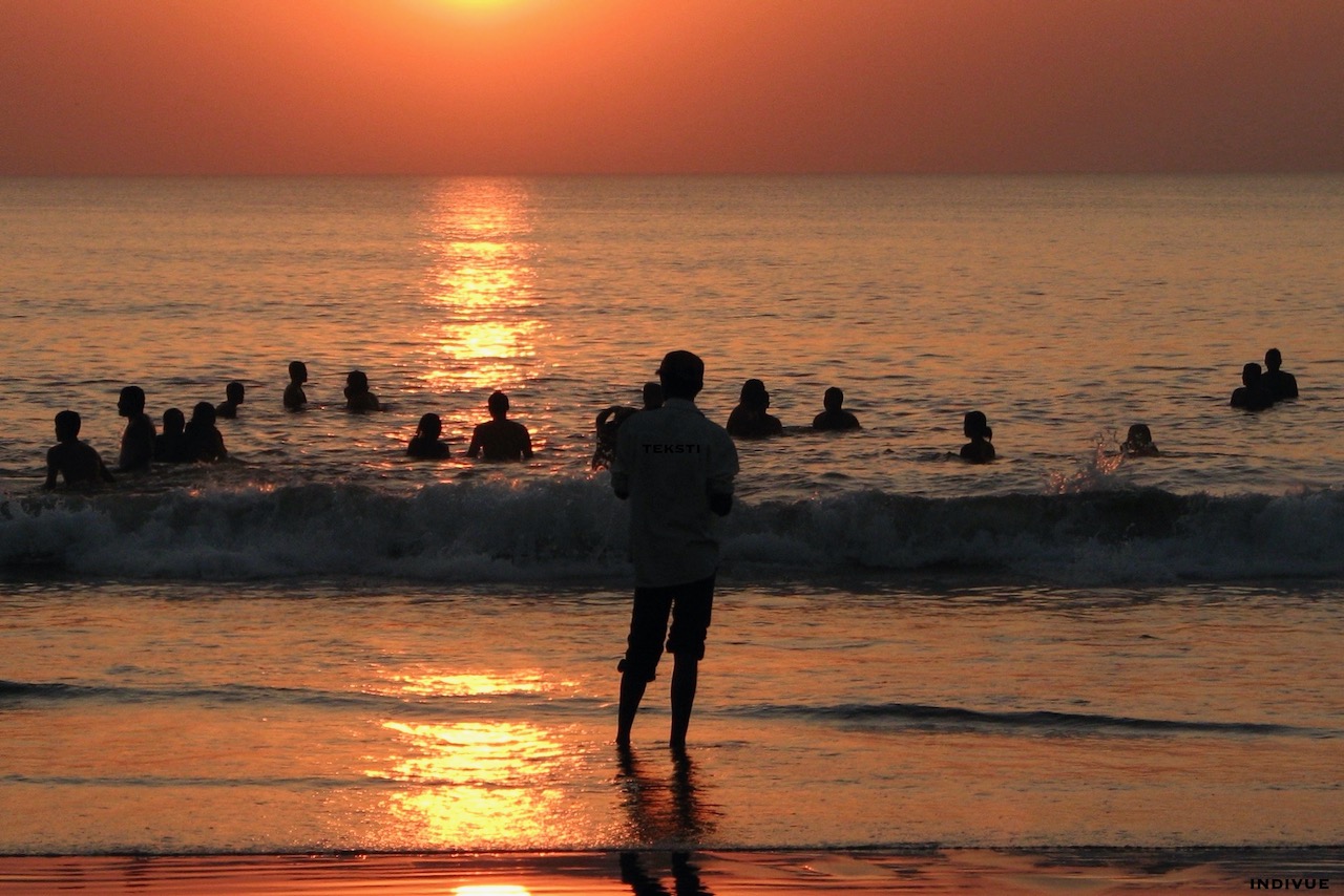Ihmisiä uimassa Gokarn Beachilla Intiassa