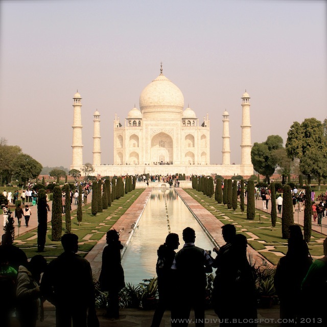 Ihmisiä Taj Mahalin näköalatasanteella