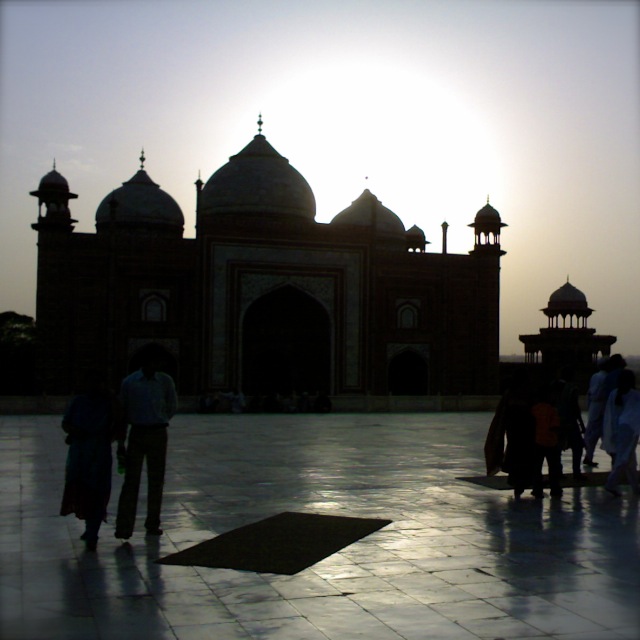 Jama Masjid Taj Mahalin vieressä ja auringonlasku