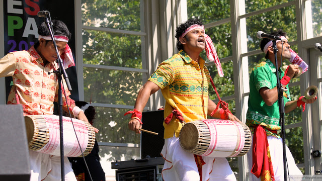 Assamilainen Bihu-tanssiryhmä Espan lavalla 26.7.2011