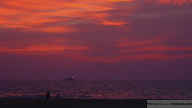 Tumman vaaleanpunainen taivas Goassa auringonlaskun jälkeen