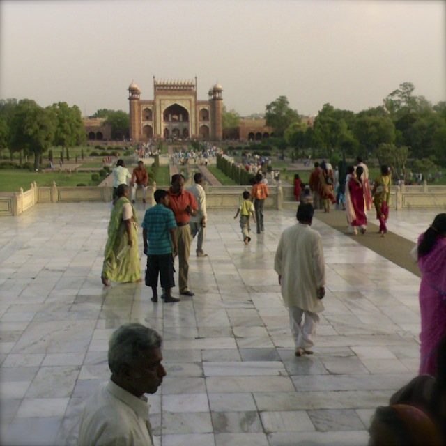 Turisteja Taj Mahalissa. Taustalla sisääänkäynti Darwaza-i-Rauza