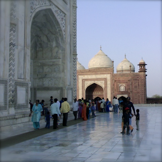 Turisteja Taj Mahalissa vuonna 2007