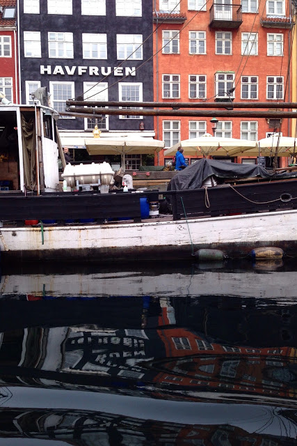 Nyhavn, jossa vene ja sen heijastus