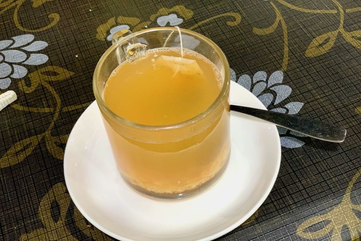 Inkivääri-hunaja-sitruuna-tee kahvila German Bakeryssa Goassa