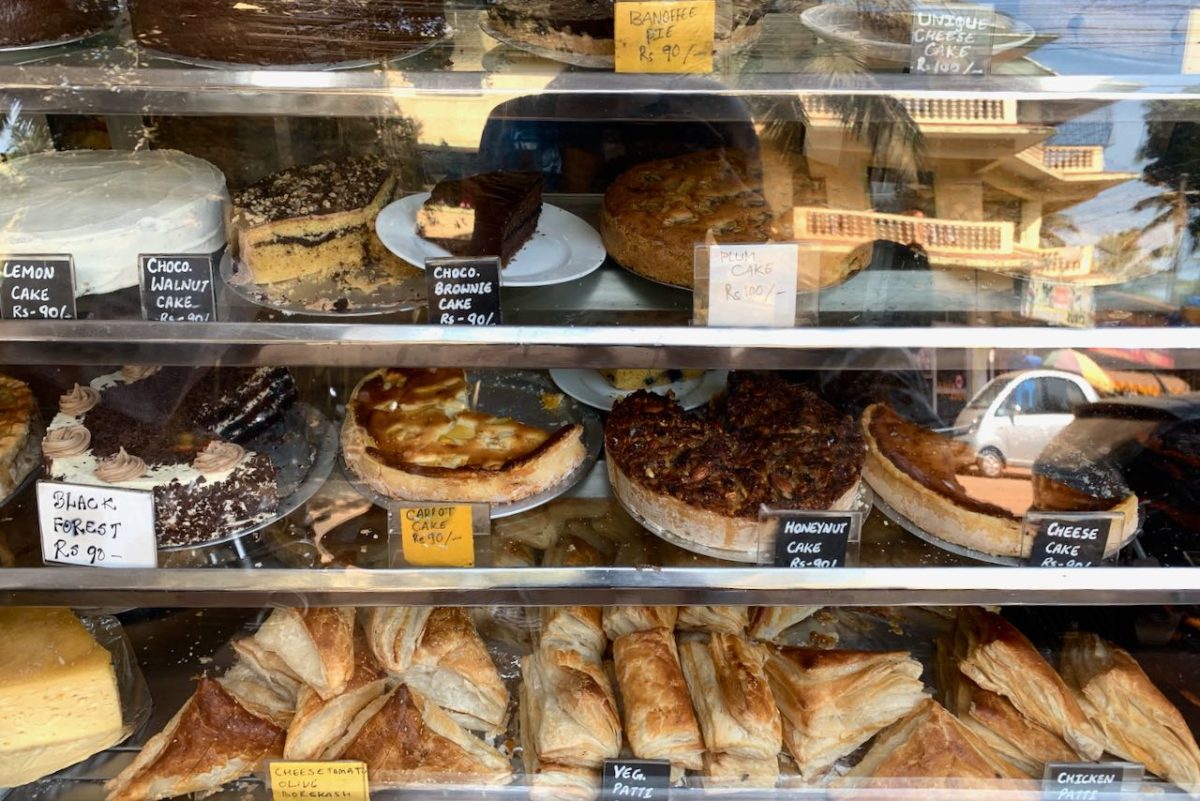 German Bakery leipomuksia kuten sitruunakakku, suklaasaksanpähkinäkakku, hunajapähkinäkakku, juustokakku, porkkanakakku, croissantti ja kasvispasteija