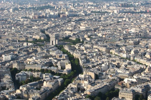 Näkymä Eiffel-tornin huipulta kohti Riemukaarta