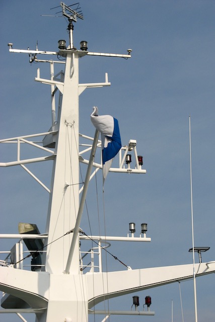 Suomen lippu laivan mastossa
