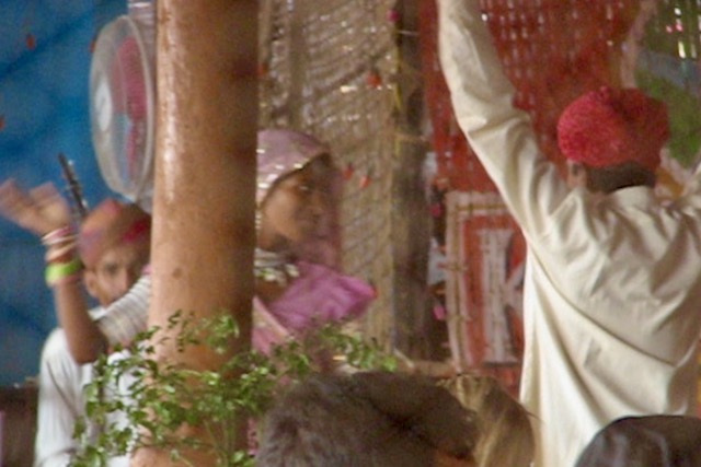 Intialaisia tanssijoita Anjuna Flea Marketilla vuonna 2006