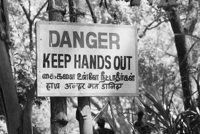 Krokotiilipuiston varoituskyltti, Tamil Nadu, Intia