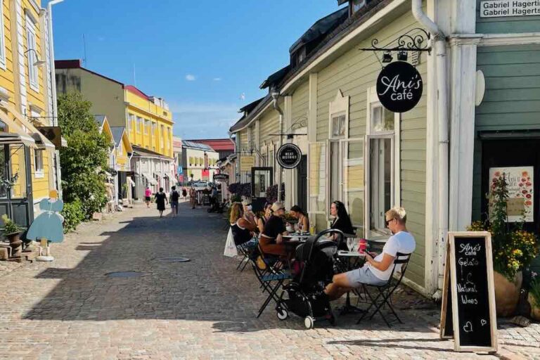 Ani’s Café ja jälkiruokakahvit Vanhassa Porvoossa