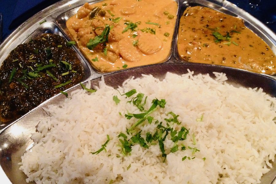 Intialainen ateria intialaisessa ravintolassa Suomessa