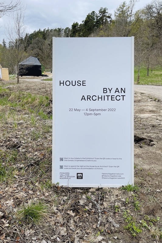 House By an Architect -näyttelyjuliste Fiskarsin niityllä
