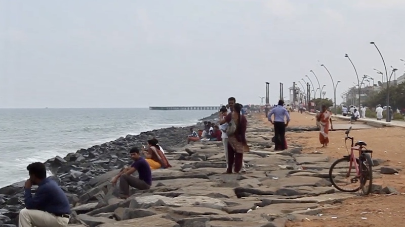 Ihmisiä istumassa Rock Beachillä Puducherry Intia