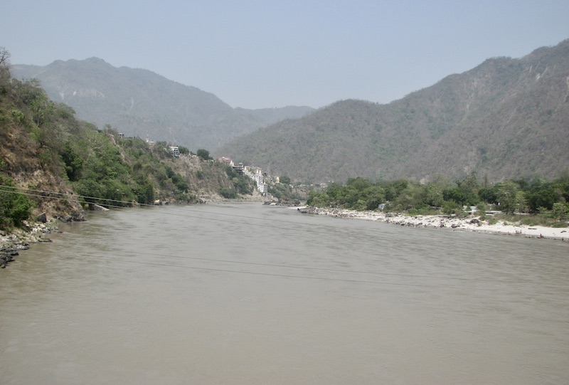 Himalajan vuoria ja Ganges-joki Rishikeshissä