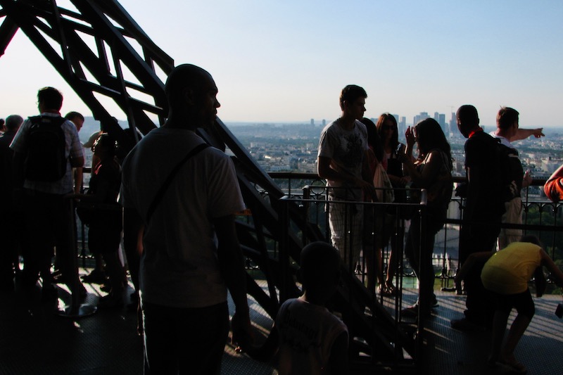 Turisteja Eiffel-tornin huipulla