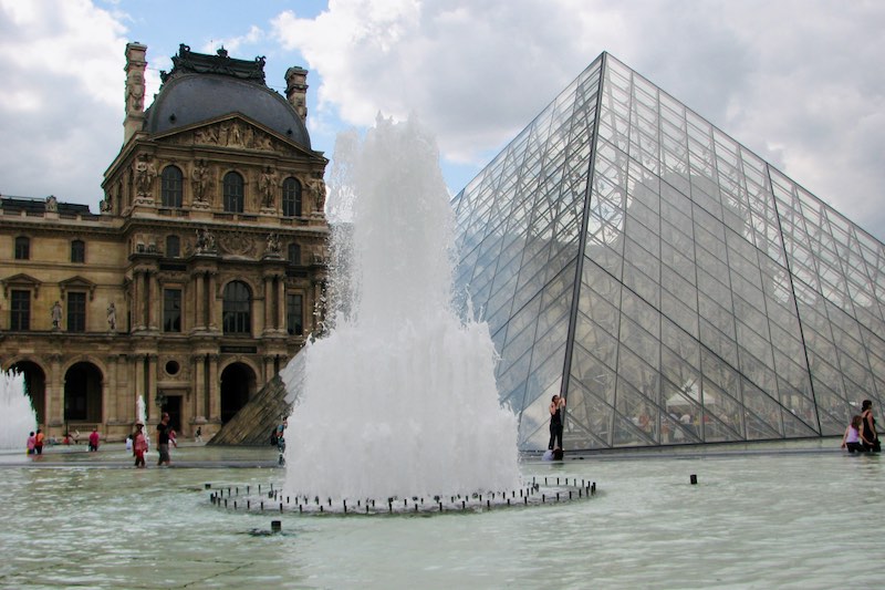 Louvren taidemuseon sisäpihaa ja suihkulähde