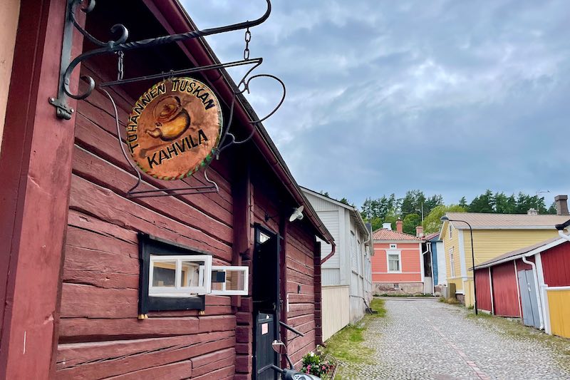 Tuhannen tuskan kahvilan julkisivua Loviisan puutaloalueella