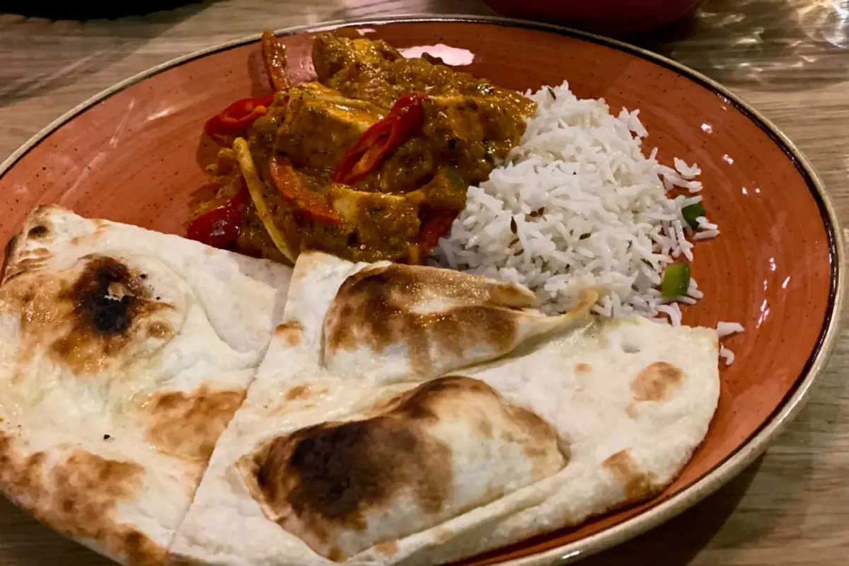 Ruokaa Delhi Rasoi -ravintolassa