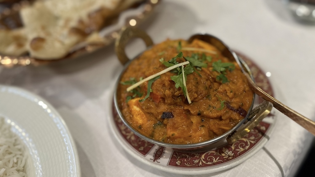 Kadhai paneer ruoka-annos intialaisessa Swad-ravintolassa Helsingissä