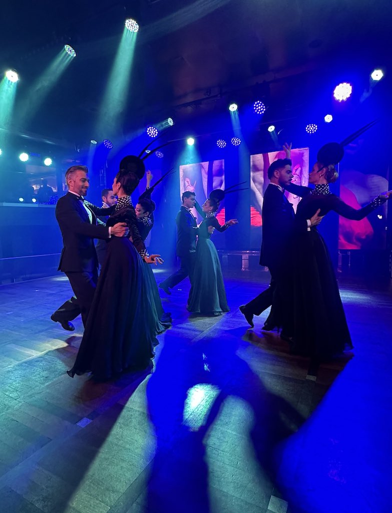Latinalainen tanssishow Silja serenaden yökerhossa syksy 2023