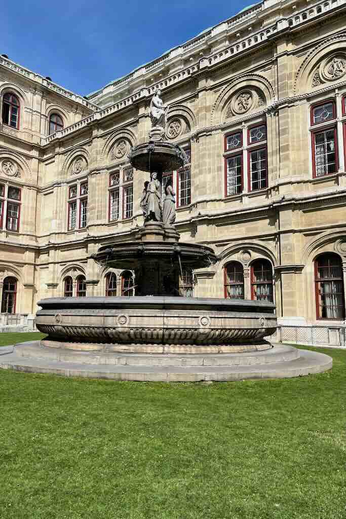Wienin oopperatalo ja suihkulähde sen pihalla
