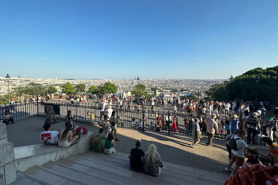 Panoraamanäkymät Sacre-Cœurin portailta yli Pariisin