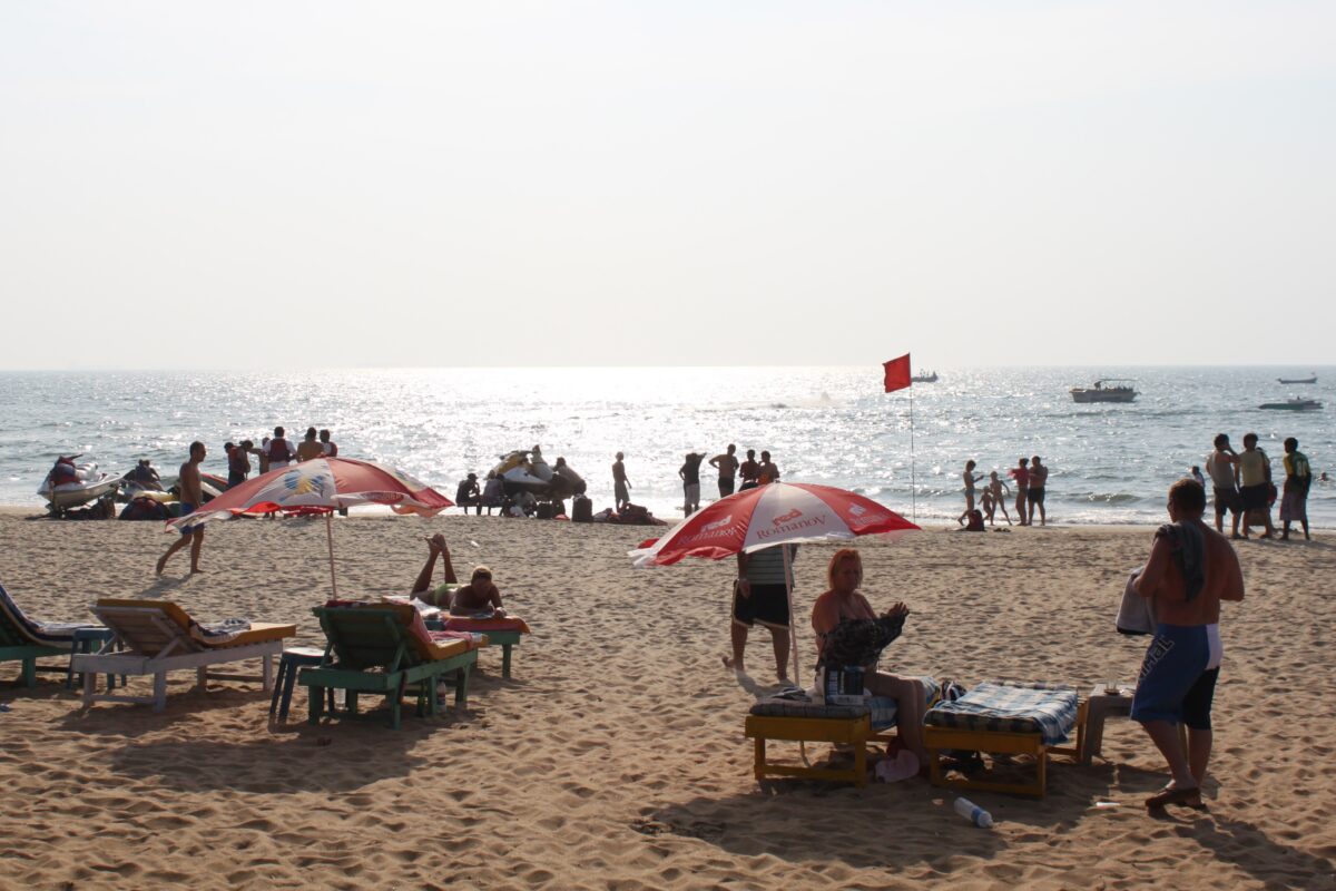 Tammikuu Goan rannalla. Auringon laskettua voi rannalla tulla vilpoinen, tuulesta riippuen.