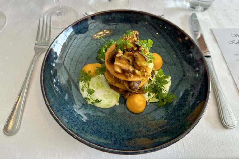 Kasvisruokaa Viking Linella kurpitsaa ja saksanpähkinää