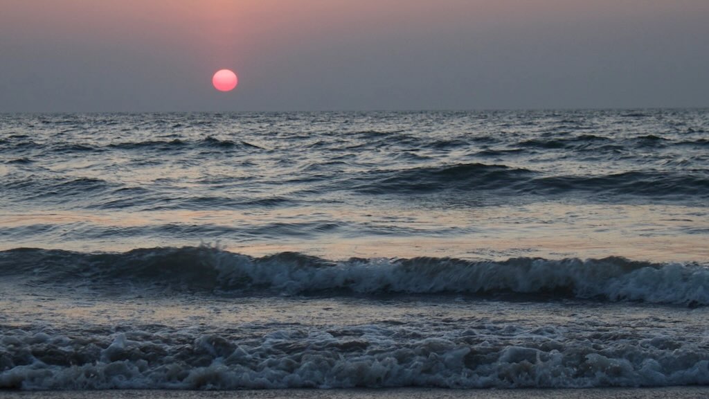 Intia, vaaleanpunainen aurinko ja auringonlasku Goassa