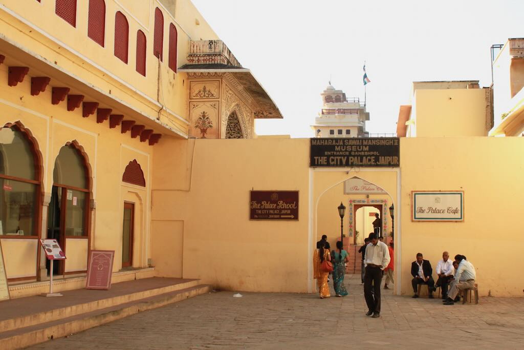 Sisäänkäynti Jaipur kaupungin palatsiin Intiassa
