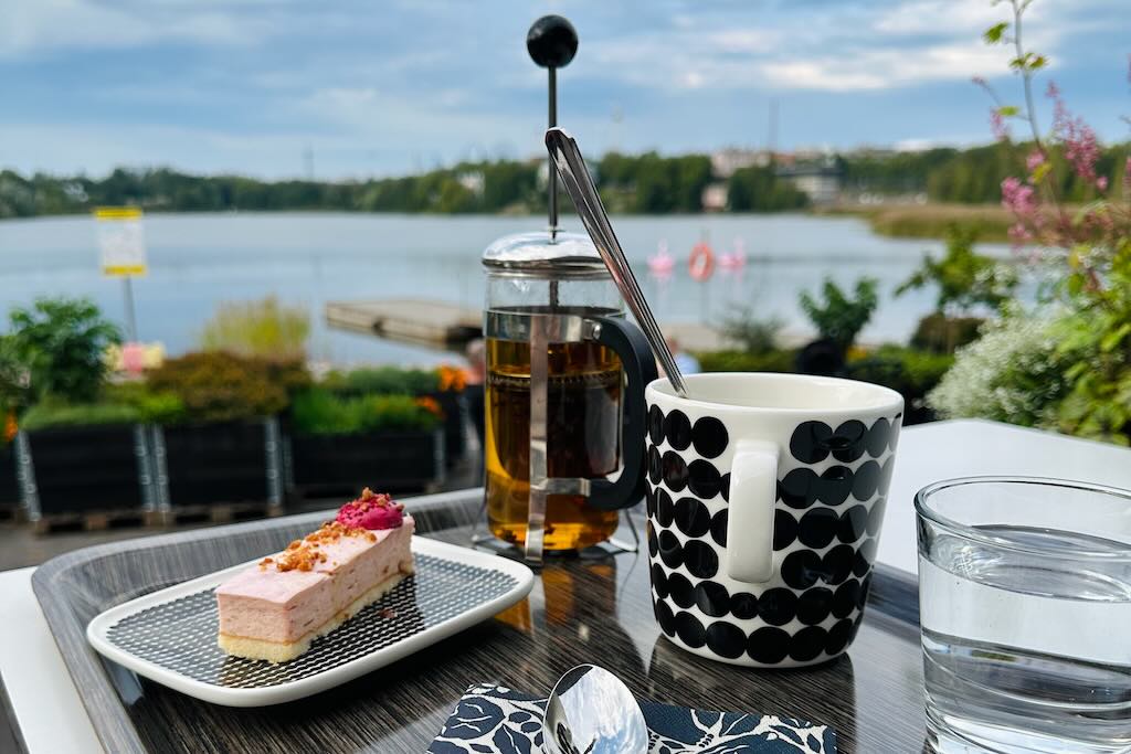 Ravintola-kahvila Pikku-Finlandian terassi kesäaikaan