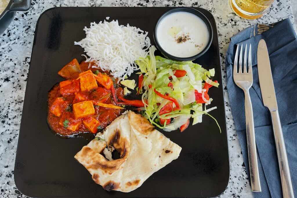 Tandoori Villa ja intialainen ruoka-annos