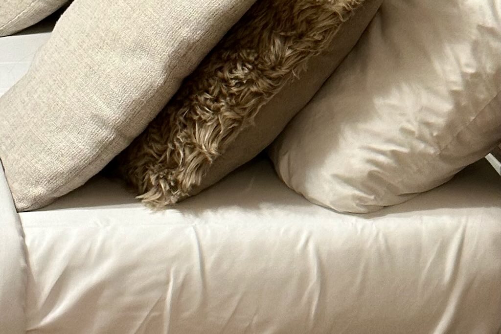 Airbnb-asunnon vuode ja tyynyt Ranskassa