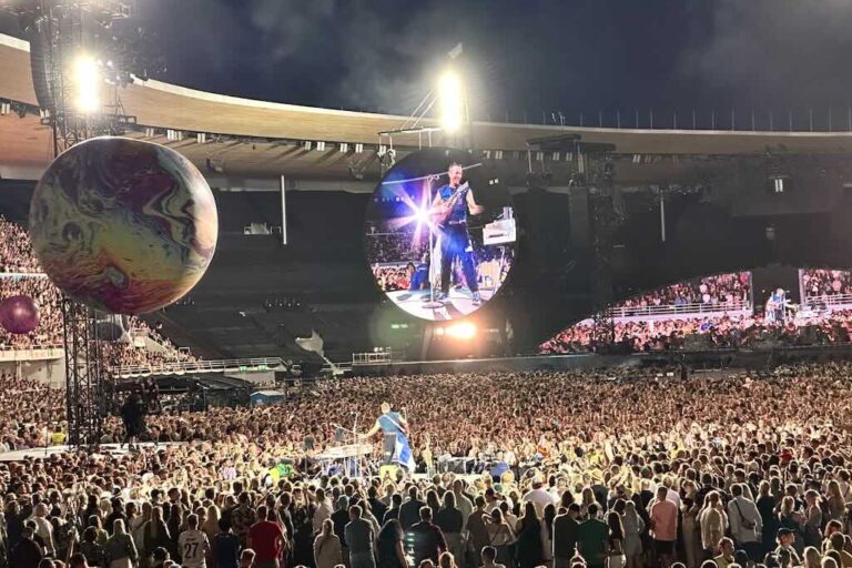 Chris Martin ja Coldplay Helsingin Olympiastadionilla