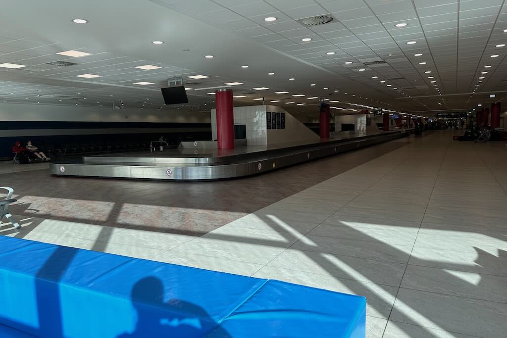 Matkalaukkujen odotusta Prahan Václav Havel -lentokentällä