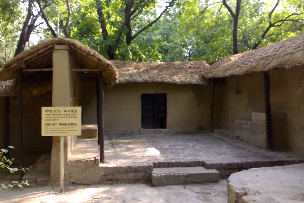 Kylätalo Madhya Pradeshista Crafts Museum -museossa Delhissä