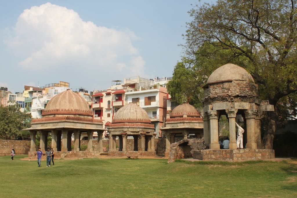 Hauz Khas Village, jossa uusi ja vanha kohtaavat