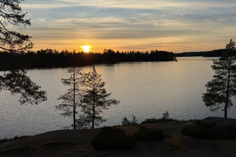 Auringonlasku Hankaveden rannalla Hotelli Mesikämmenen edustalla
