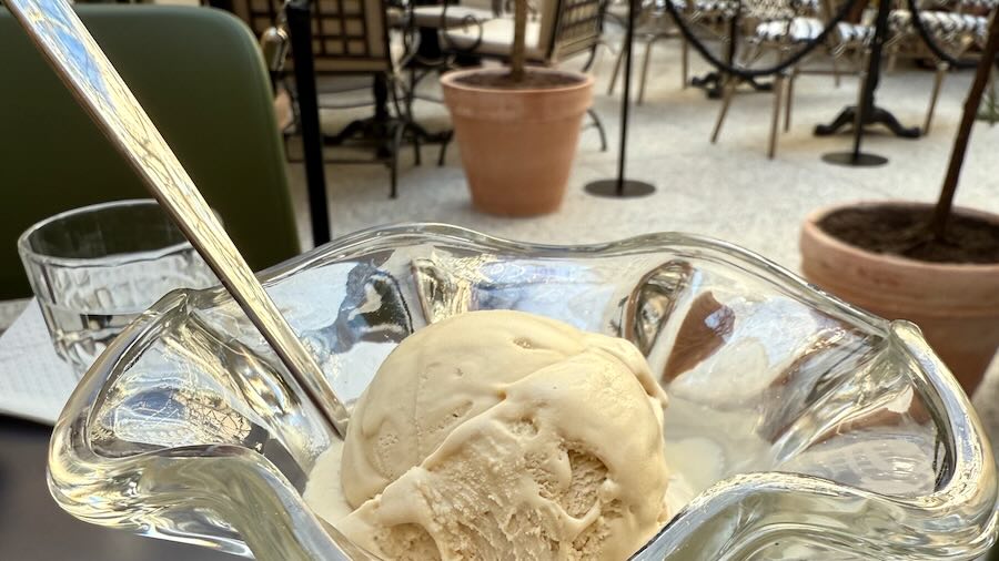 Lakritsijäätelöannos Café Esplanadin sisäterassilla