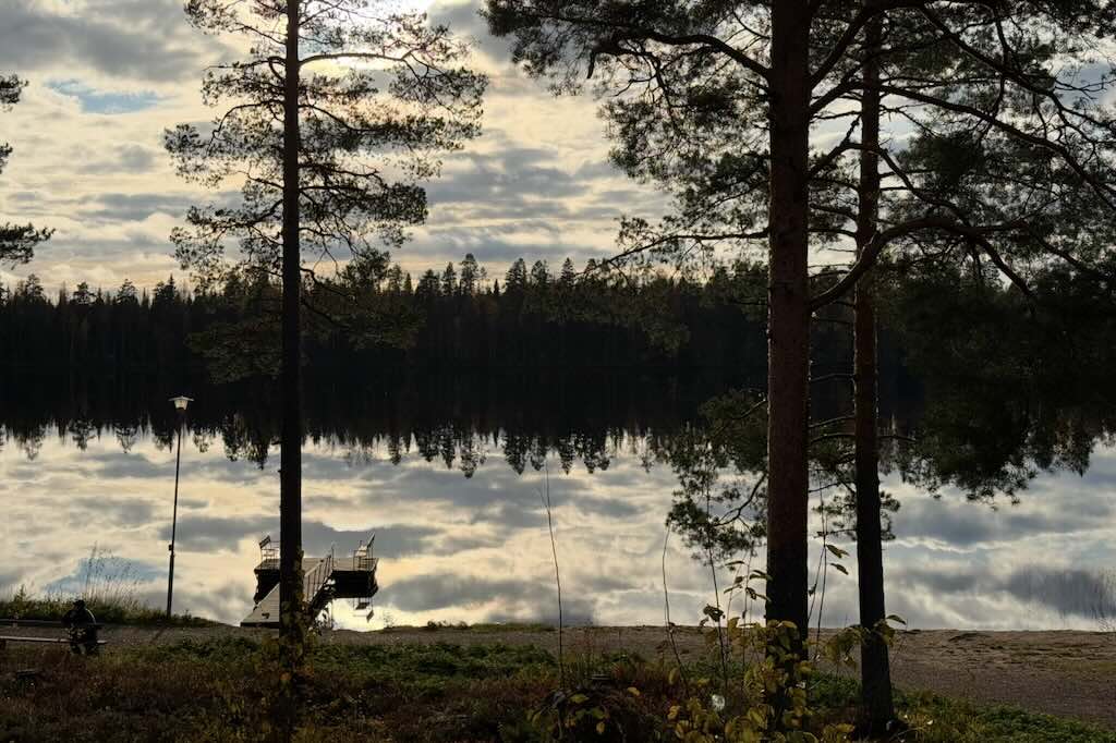 Järvi ja laituri hotelli Mesikämmenen edustalla