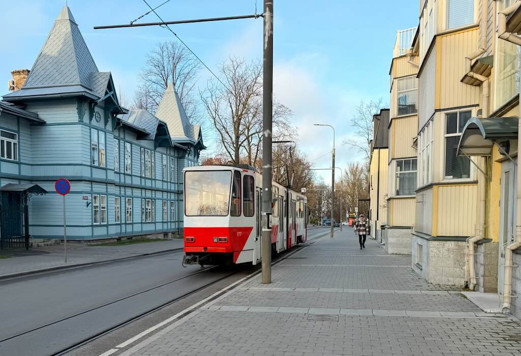 Raitiovaunu tallinnaisella kadulla