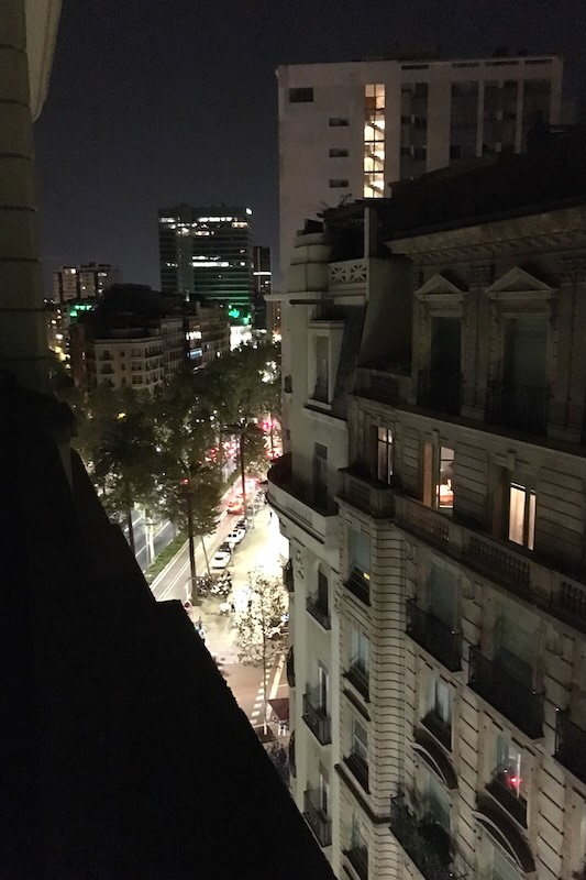 Katunäkymä Barcelonassa yöllä